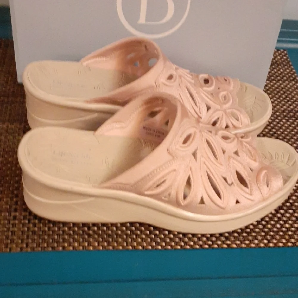 bzees susie wedge sandal  brand new in box  8 1/2 w - Picture 3 of 6